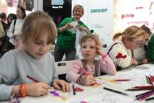 Гости выставки "Россия" раскрашивают достопримечательности Тюменской области Гости выставки "Россия" раскрашивают достопримечательности Тюменской области