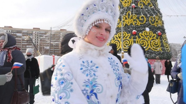 Снегурочки устроили забег по площади 400-летия Тюмени