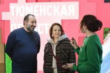 Тюменские волонтёры помогают гостям выставки "Россия" создавать семейные флотилии