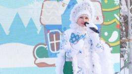 Снегурочки устроили забег по площади 400-летия Тюмени