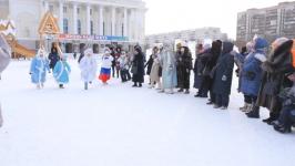 Снегурочки устроили забег по площади 400-летия Тюмени