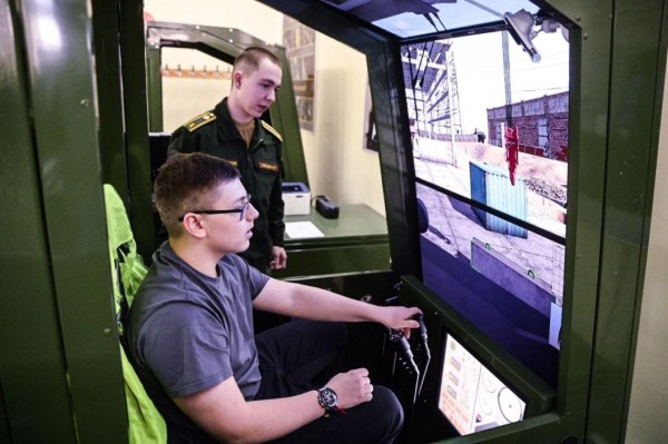 В ТВВИКУ будущим абитуриентам показали динамические тренажеры и образцы техники