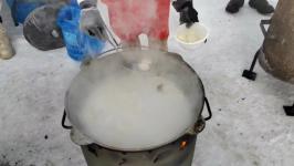 Жителей и гостей Тобольска угощают пельменями на фестивале на Базарной площади