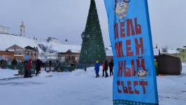 Жителей и гостей Тобольска угощают пельменями на фестивале на Базарной площади