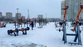 Скатиться с горки и сфотографироваться на фоне арт-объекта могут тюменцы в сквере Равновесия