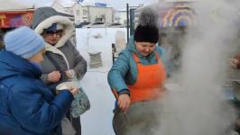 Жителей и гостей Тобольска угощают пельменями на фестивале на Базарной площади