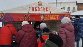 Жителей и гостей Тобольска угощают пельменями на фестивале на Базарной площади