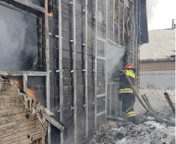 Огнеборцы ликвидируют пожар в тюменском коттеджном поселке 