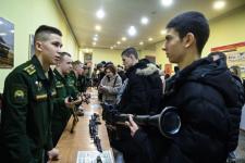 В ТВВИКУ будущим абитуриентам показали динамические тренажеры и образцы техники