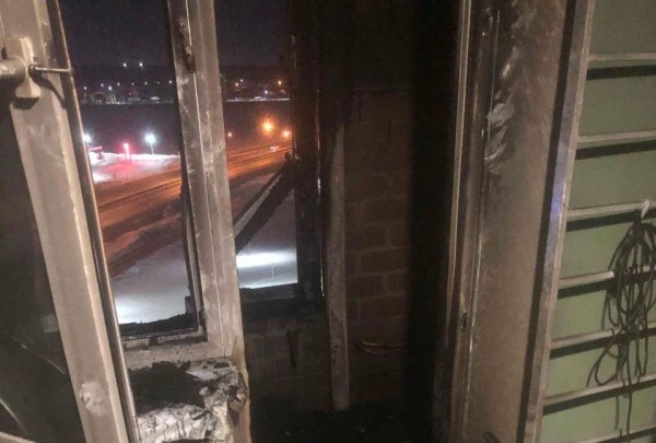 Огнеборцы спасли человека с горящего балкона в тюменской многоэтажке