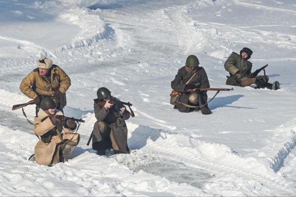 Эпизод Старорусской наступательной операции реконструировали на набережной Туры в Тюмени