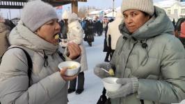 Жителей и гостей Тобольска угощают пельменями на фестивале на Базарной площади