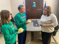 Елку Тюменской области на главной аллее ВДНХ украсили баурсаками 