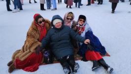 Жителей и гостей Тобольска угощают пельменями на фестивале на Базарной площади