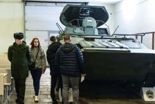 В ТВВИКУ будущим абитуриентам показали динамические тренажеры и образцы техники