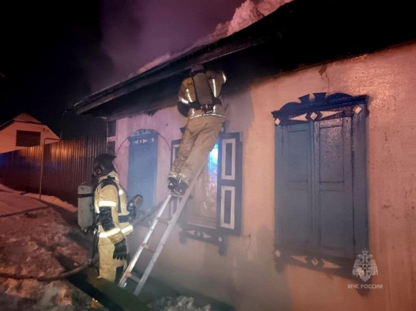В Тюмени ликвидируют пожар в частном доме на ул. Магнитогорской