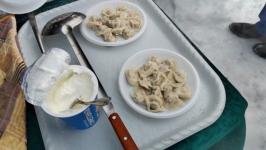 Жителей и гостей Тобольска угощают пельменями на фестивале на Базарной площади