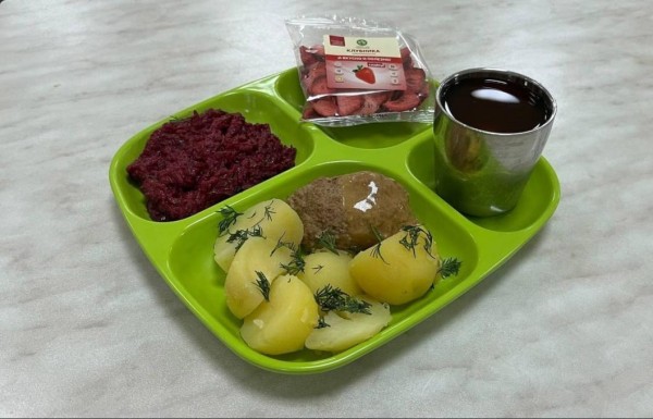 Тюменские школьники оценили сублимированную клубнику от завода "Грин лайф" 