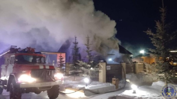 Двухэтажный дом загорелся на базе отдыха "Удача" в Тюменском районе Двухэтажный дом загорелся на базе отдыха "Удача" в Тюменском районе