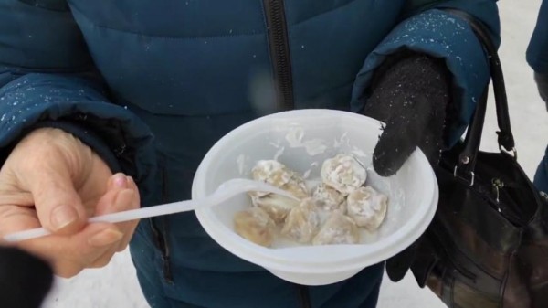 Жителей и гостей Тобольска угощают пельменями на фестивале на Базарной площади