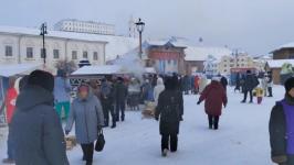 Жителей и гостей Тобольска угощают пельменями на фестивале на Базарной площади