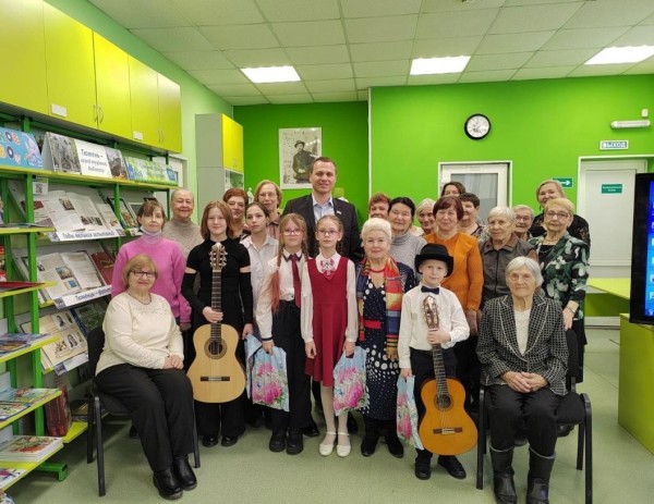 Женщин-ветеранов труда и медицинских работников поздравили с 8 марта депутаты Тюменской гордумы