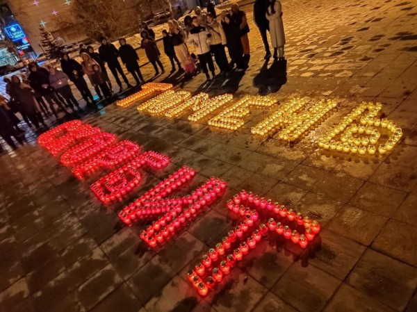 На Цветном бульваре из лампад выложили надпись "Тюмень скорбит" в память о погибших в Подмосковье