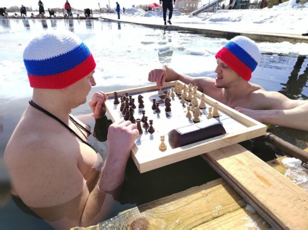 Рекорд России по игре в шахматы в ледяной воде установили &ldquo;моржи&rdquo; в Тюмени
