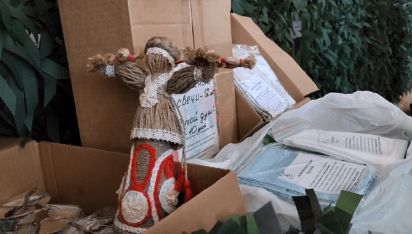 Более 150 масксетей, 3 тыс. сухих душей, 400 окопных свечей изготовили жительницы Тюменского района