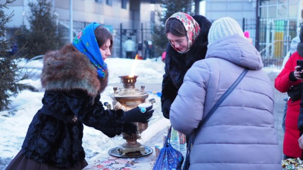 Участниц железнодорожного круиза "В Сибирь" встретили в Тюмени с цветами Участниц железнодорожного круиза "В Сибирь" встретили в Тюмени с цветами