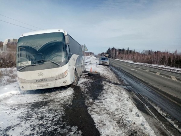 У пассажирского автобуса отпало колесо на трассе в Тобольском районе