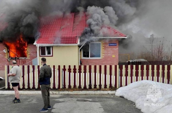 Двухквартирный дом потушили пожарные в Тюменском районе