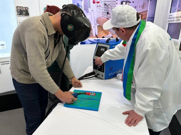 Тюменские педагоги проводят мастер-классы для посетителей выставки "Россия"