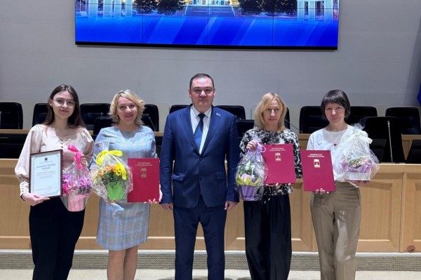 Женщин-ветеранов труда и медицинских работников поздравили с 8 марта депутаты Тюменской гордумы