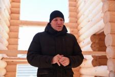 На аллее деревянного домостроения в Тюмени возвели стены первого дома 