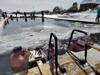 Рекорд России по игре в шахматы в ледяной воде установили &ldquo;моржи&rdquo; в Тюмени