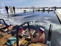 Рекорд России по игре в шахматы в ледяной воде установили &ldquo;моржи&rdquo; в Тюмени