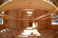 На аллее деревянного домостроения в Тюмени возвели стены первого дома 