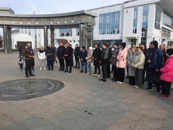 В Тюмени состоялась траурная акция по погибшим в "Крокусе"