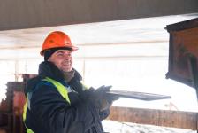 Тюменские строители возводят мост через реку Томь 