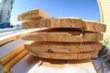 На аллее деревянного домостроения в Тюмени возвели стены первого дома 