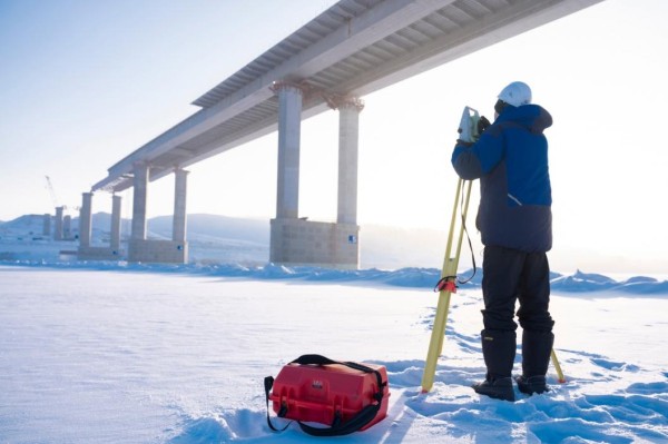Тюменские строители возводят мост через реку Томь 