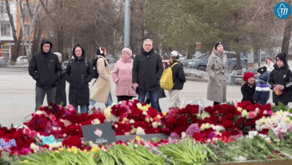 Губернатор Тюменской области почтил память погибших от теракта в Подмосковье