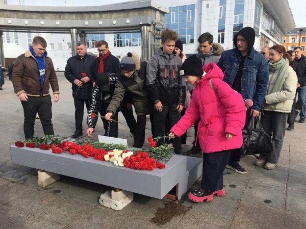 В Тюмени состоялась траурная акция по погибшим в "Крокусе"