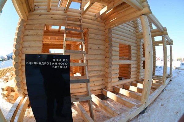 На аллее деревянного домостроения в Тюмени возвели стены первого дома 