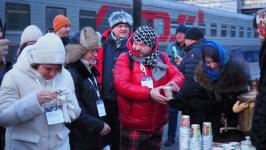 Участниц железнодорожного круиза "В Сибирь" встретили в Тюмени с цветами Участниц железнодорожного круиза "В Сибирь" встретили в Тюмени с цветами