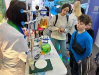 Тюменские педагоги проводят мастер-классы для посетителей выставки "Россия"