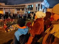 На Цветном бульваре из лампад выложили надпись "Тюмень скорбит" в память о погибших в Подмосковье