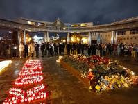 На Цветном бульваре из лампад выложили надпись "Тюмень скорбит" в память о погибших в Подмосковье