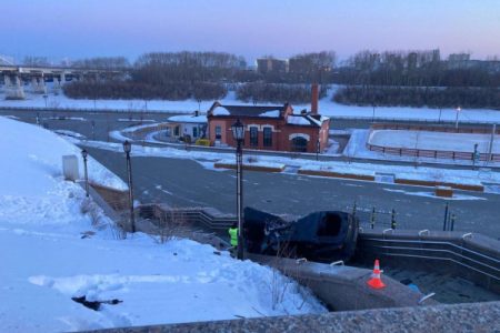 В Тюмени водитель выехал на спуск к набережной Туры и погиб
